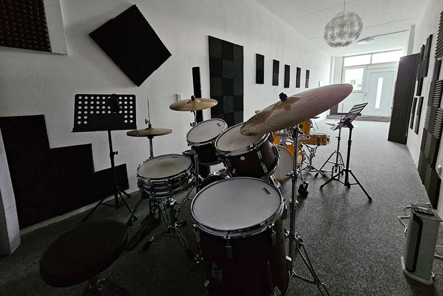 Proberaum zu vermieten - zwei Drumsets inklusive